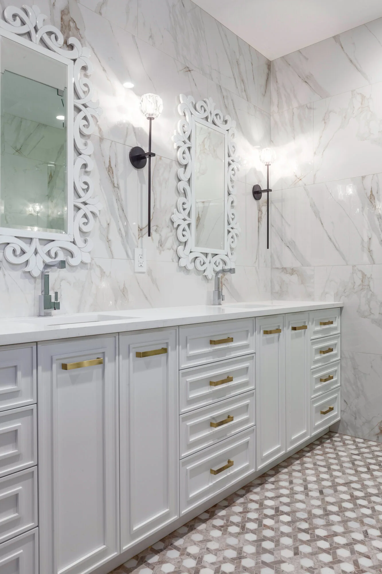 Ensuite togo Custom Home in Richmond